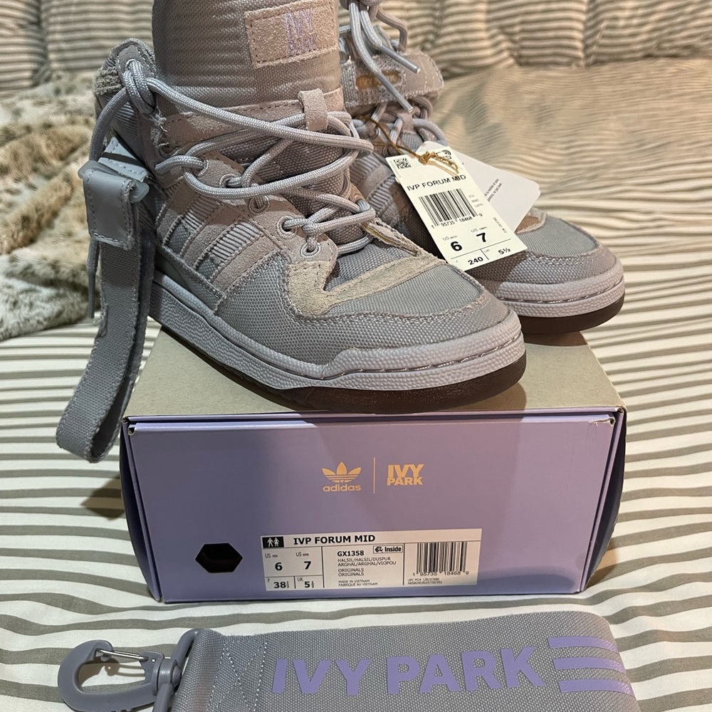 Adidas size 6 womens high top shoe